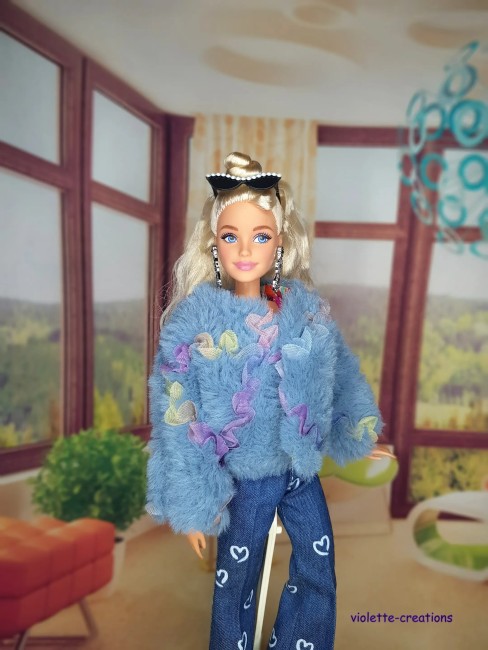 Tenue complĂšte vintage pour poupĂ©e Barbie â Jean Ă cĆurs, blouson papillons, maillot fushia PoupĂ©e Barbie portant un jean bleu Ă cĆurs, un maillot rose fushia, un blouson violet dĂ©corĂ© de papillons et un t-shirt Ă motif sous le blouson.