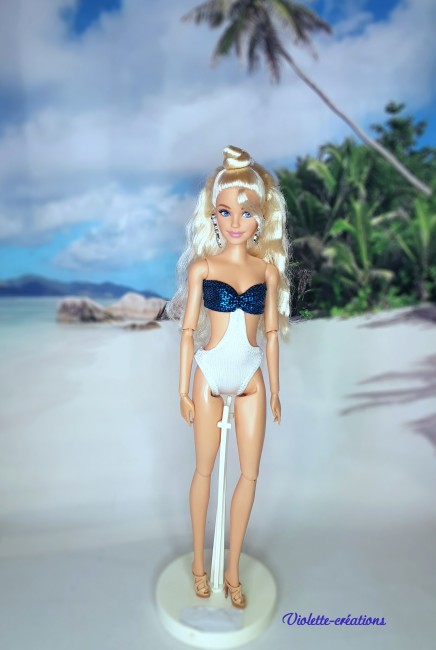 Maillot de bain trikini blanc et bleu pailletĂ© pour poupĂ©e type Barbie2 VĂȘtement de poupĂ©e Barbie fait main : Maillot de bain 1 piĂšce trikini pailletĂ© blanc et bleu, Violette-CrĂ©ations. Tenue de plage artisanale pour poupĂ©e mannequin