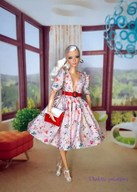Robe en coton à motif floral pour poupée mannequin type Barbie avec sa ceinture rouge, une création artisanale signée Violette-créations