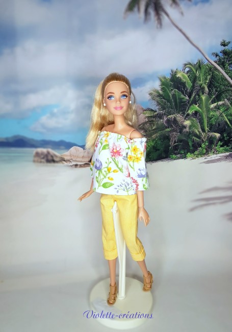 Poupée Barbie en tenue estivale fleurie et pantalon jaune Poupée barbie avec une tenue décontractée estivale composée d'un haut fleuri et d'un pantalon jaune.
