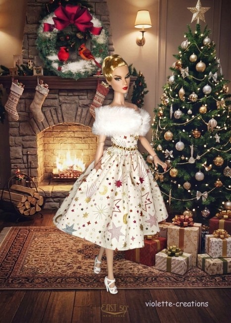 Poupée Barbie portant une robe de Noël beige avec motifs dorés et rouges, accompagnée d'une étole en fausse fourrure blanche
