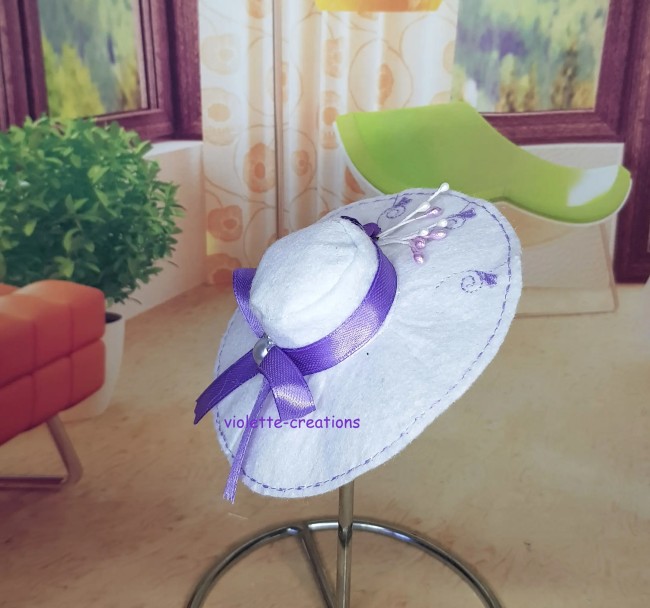 Chapeau blanc en feutrine brodé violet pour poupée type Barbie