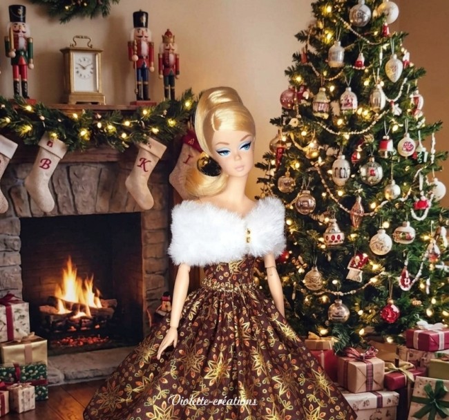Robe de Noël élégante pour poupée Barbie avec motifs dorés et étole en fausse fourrure