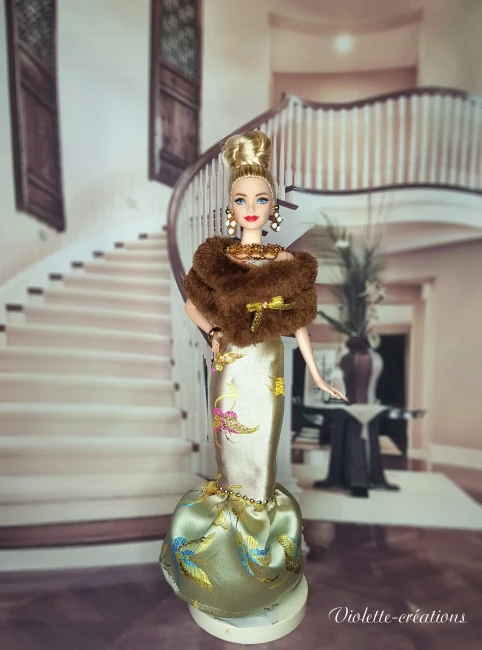 Robe sirène glamour pour poupée Barbie – Violette-créations Poupée type Barbie portant une robe sirène satinée brodée avec étole en fausse fourrure brune
