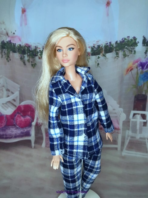 Pyjama en flanelle de coton bleu à carreaux porté par poupée Barbie, création artisanale Violette Créations