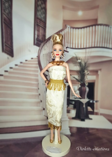 Robe de soirée glamour pour poupée Barbie – Violette-créations Poupée type Barbie portant une robe de soirée ivoire avec ceinture dorée et étole en fausse fourrure