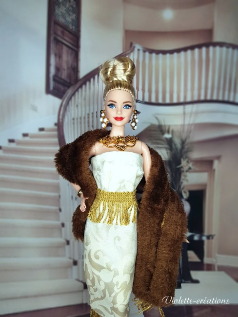 Robe de soirée glamour pour poupée Barbie – Violette-créations Poupée type Barbie portant une robe de soirée ivoire avec ceinture dorée et étole en fausse fourrure