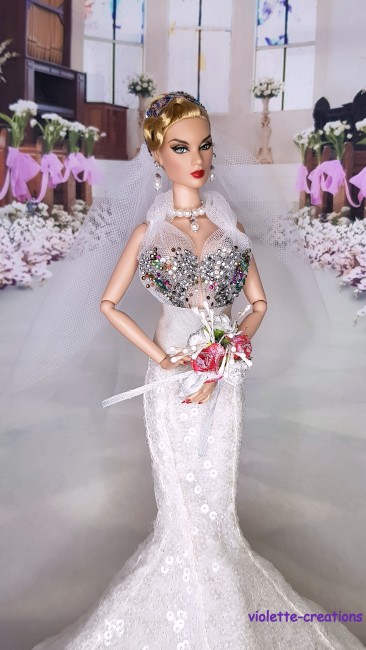 Robe de Mariée Luxe pour Poupée Integrity Toy, Fashion Royalty, - Violette-créations (4) Poupée Integrity Toys Fashion Royalty portant une robe de mariée sirène blanche à sequins avec voile, bijoux et bouquet, création artisanale Violette-Créations