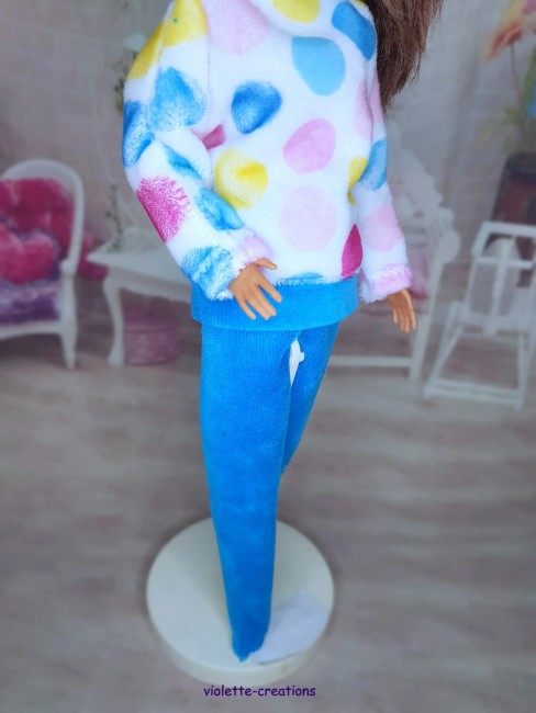 Tenue cocooning douce avec haut à pois et pantalon bleu pour poupée Barbie, Tenue cocooning douce avec haut à pois et pantalon bleu pour poupée Barbie, création artisanale Violette Créations
