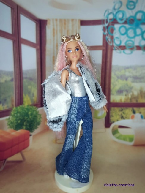 Tenue vintage poupée mannequin 29 cm – Options blouson, pantalon, t-shirt Tenue poupée mannequin 29 cm type Barbie – options : blouson fausse fourrure, pantalon patte d’eph, maillot argenté, t-shirt imprimé.