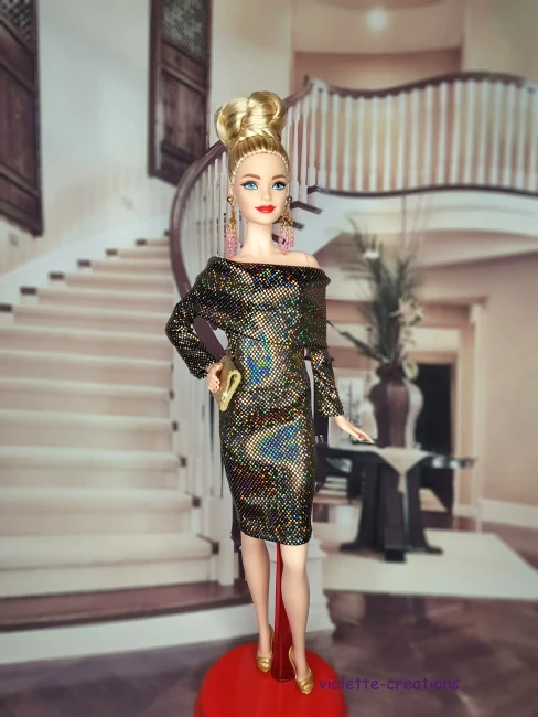 Robe de soirée fourreau pour poupée mannequin en jersey hologramme or et noir avec reflets multicolores