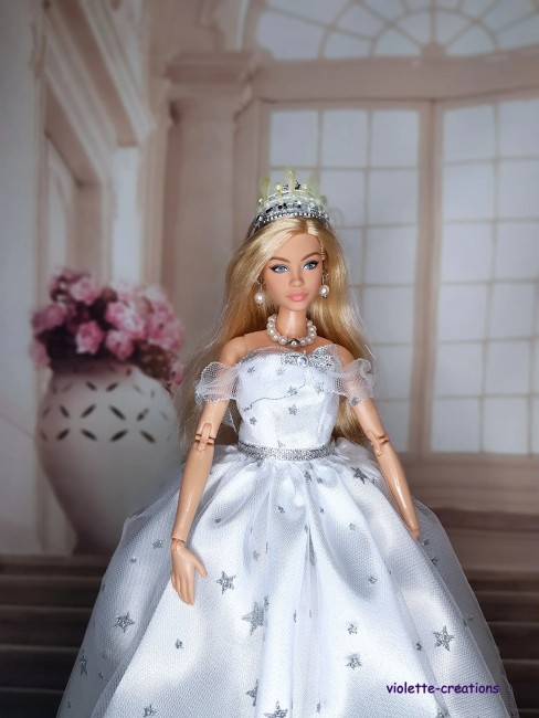 Robe princesse blanche étoilée – Poupée mannequin Barbie Robe de princesse blanche étoilée pour poupée Barbie, création artisanale.