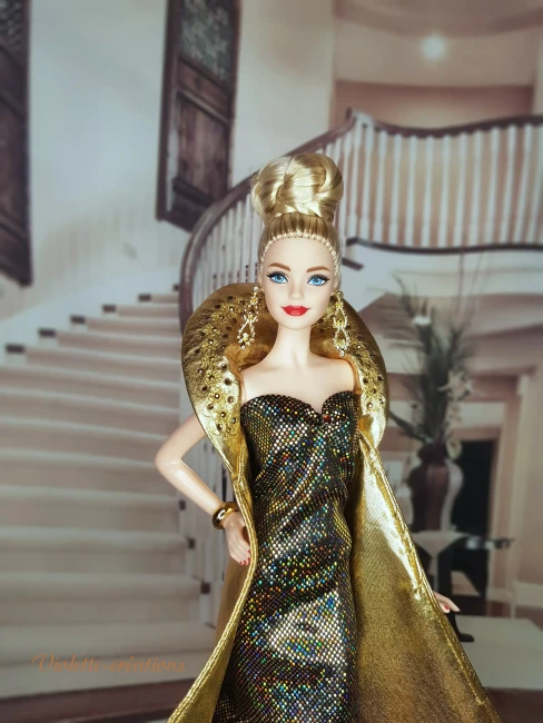 Robe Sirène et Cape Or pour Poupée Barbie| Violette-Créations Robe sirène holographique et cape dorée à grand col pour poupée Barbie, création artisanale Violette-Créations