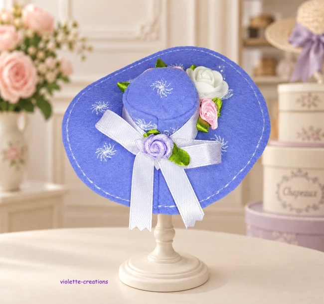 chapeau feutrine violet avec rose et ruban pour poupée Barbie