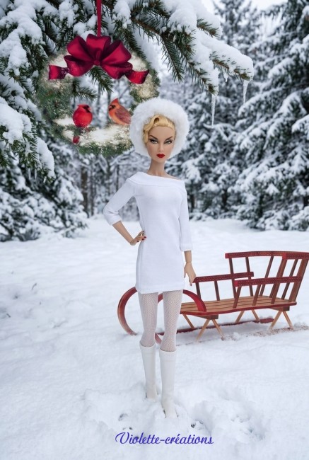 Poupée Barbie vêtue d'une tenue d'hiver élégante avec manteau gris en fausse fourrure, robe blanche, collants, bonnet et bottes blanches