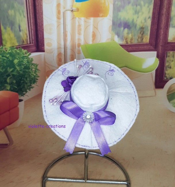 Chapeau blanc en feutrine brodé violet pour poupée type Barbie