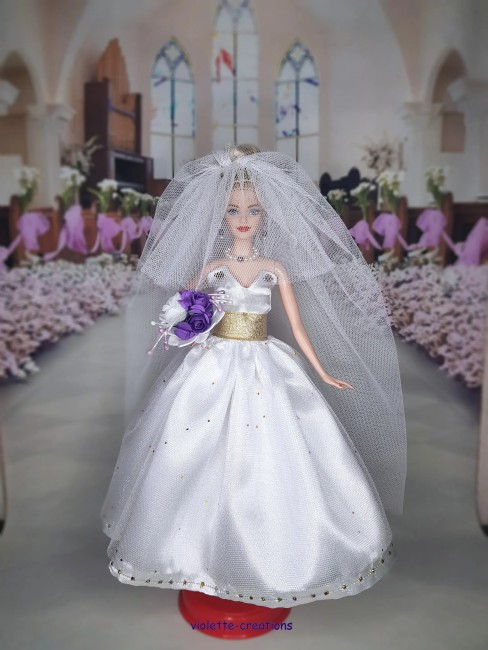 Robe de mariée artisanale blanche et dorée avec voile et bouquet pour poupée mannequin 29 cm (type Barbie) – violette-créations