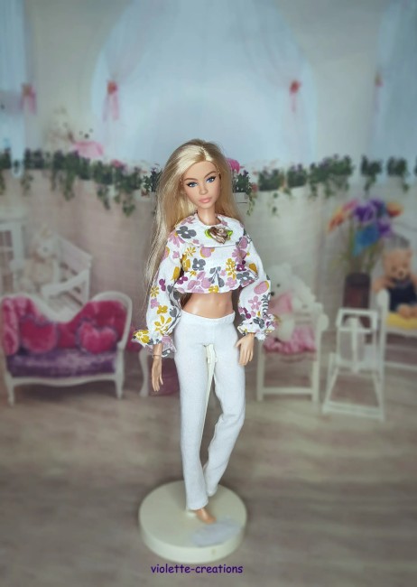 Pyjama fleuri en coton pour poupée Barbie avec pantalon blanc – création artisanale Violette-Créations