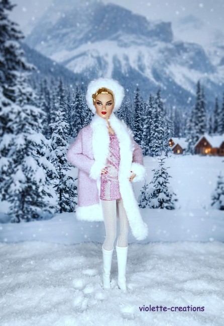 Poupée Barbie en tenue d'hiver chic avec manteau en fausse fourrure et robe scintillante rose