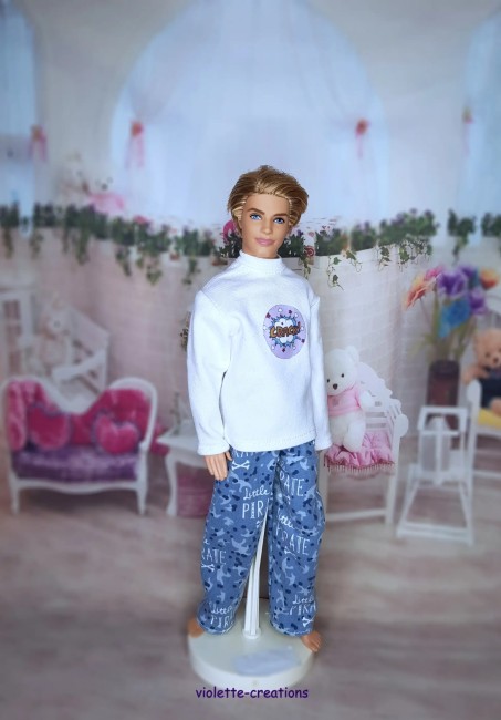 Pyjama en jersey pour poupée Ken, haut blanc motif BD et pantalon bleu imprimé pirate, création artisanale Violette-Creations 