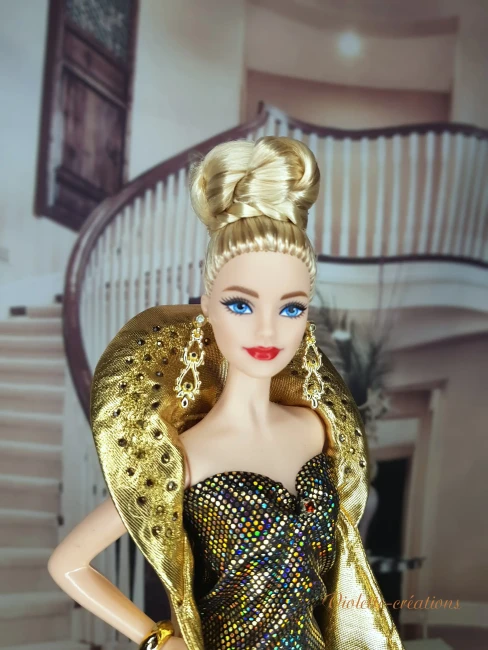 Robe Sirène et Cape Or pour Poupée Barbie| Violette-Créations Robe sirène holographique et cape dorée à grand col pour poupée Barbie, création artisanale Violette-Créations