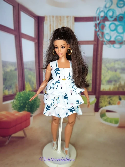 Robe-en-coton-pour-poupée-mannequin-type-Barbie-Curvy (2) Robe en coton imprimé blanche à volants pour poupée mannequin type Barbie Curvy réalisée à la main.