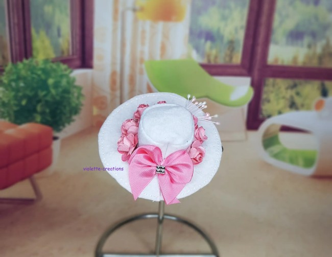 Chapeau Capeline Blanc et Rose pour Poupée Barbie | violette-creations Chapeau blanc miniature pour poupée barbie avec roses roses, nœud en satin rose et perles.