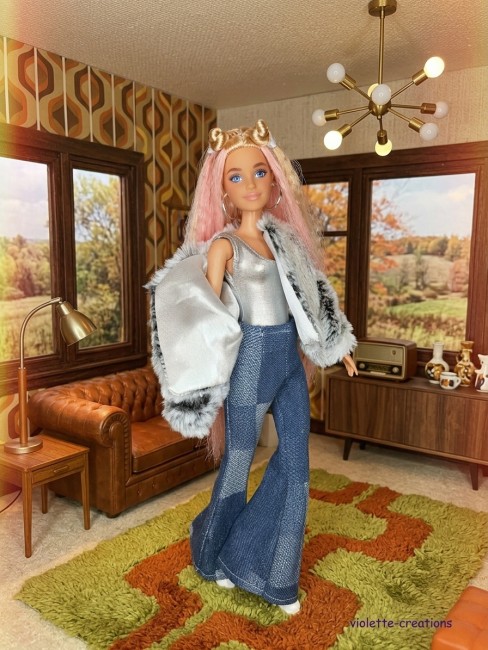 Tenue vintage poupée mannequin 29 cm – Options blouson, pantalon, t-shirt Tenue poupée mannequin 29 cm type Barbie – options : blouson fausse fourrure, pantalon patte d’eph, maillot argenté, t-shirt imprimé.