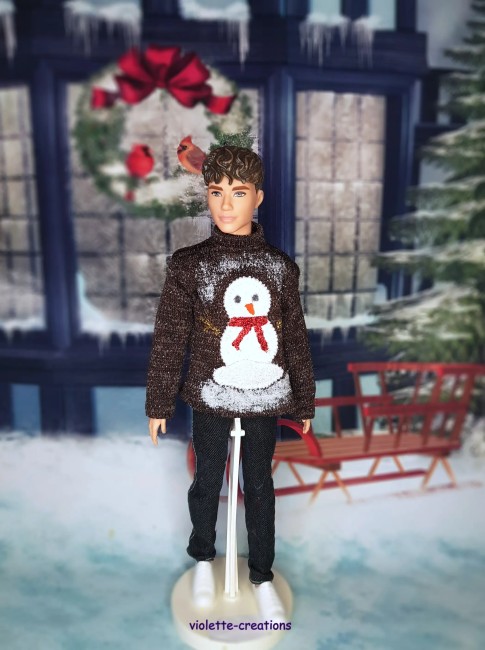 Pull de NoĂ«l en coton pour poupĂ©e Ken â Fait main & motif bonhomme de neige Pull de NoĂ«l pour poupĂ©e Ken en coton, marron avec motif bonhomme de neige, crĂ©ation artisanale Violette-Creations