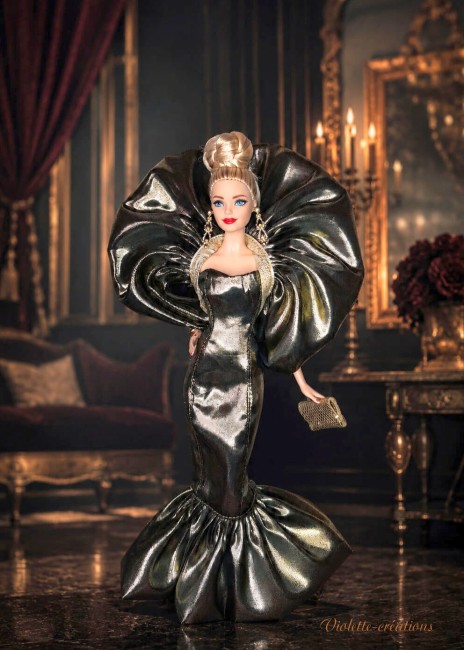 Poupée type Barbie portant une robe de soirée glamour en satin lamé or style haute couture