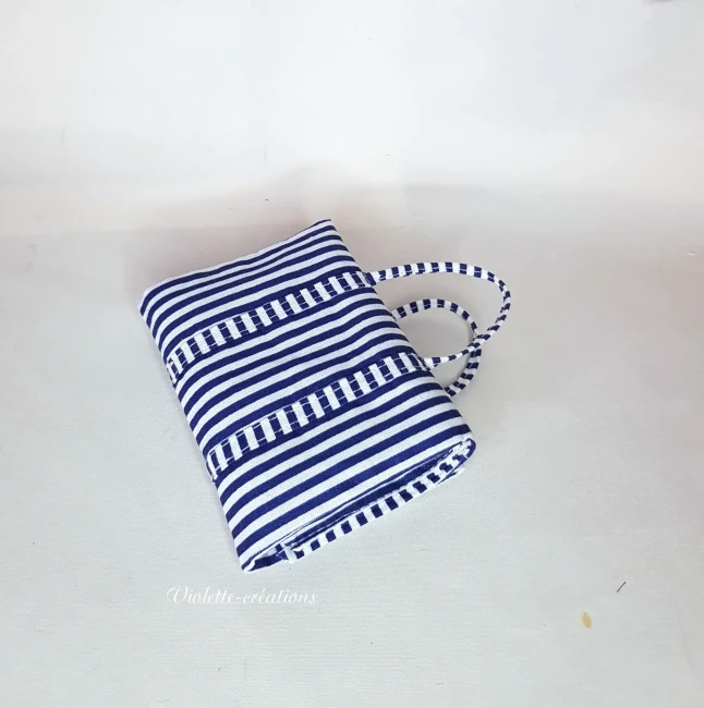 Sac de plage transat 2-en-1 à rayures marines pour poupée mannequin type Barbie (5) Sac de plage convertible en coton à rayures bleu marine et blanc pour poupée mannequin 30 cm, par Violette-créations.