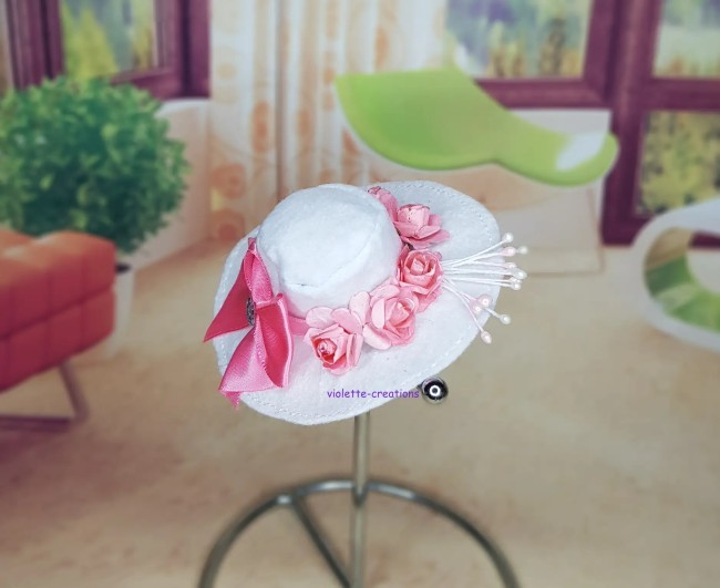 Chapeau Capeline Blanc et Rose pour Poupée Barbie | violette-creations Chapeau blanc miniature pour poupée barbie avec roses roses, nœud en satin rose et perles.