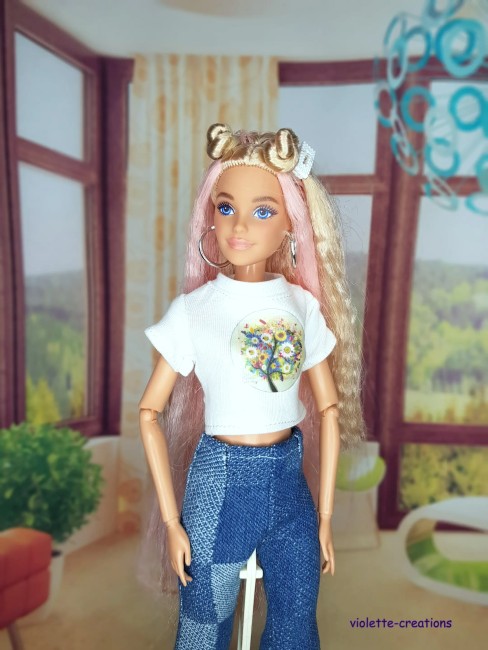 Tenue vintage poupée mannequin 29 cm – Options blouson, pantalon, t-shirt Tenue poupée mannequin 29 cm type Barbie – options : blouson fausse fourrure, pantalon patte d’eph, maillot argenté, t-shirt imprimé.