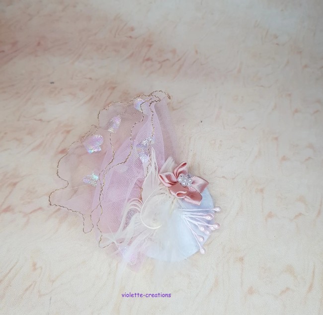 chapeau bibi blanc rose plume pour poupée Barbie