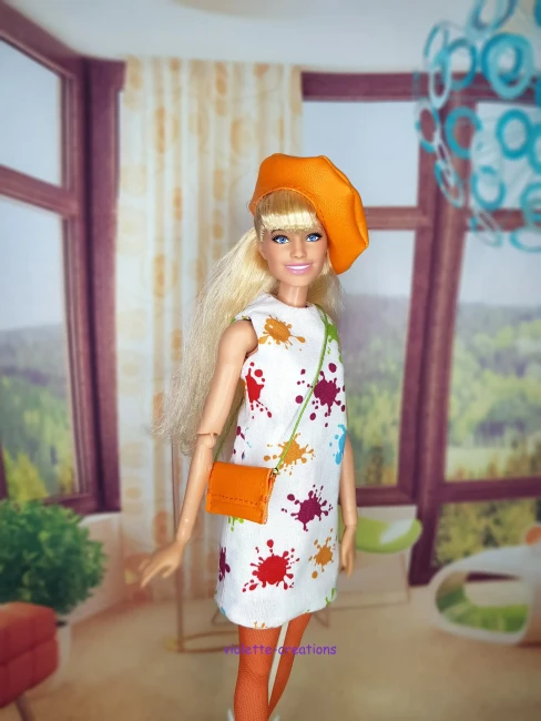 Tenue poupée barbie robe blanche motifs éclaboussures de peinture multicolores avec béret orange