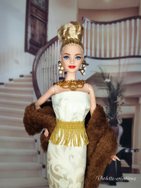 Robe de soirée glamour pour poupée Barbie – Violette-créations Poupée type Barbie portant une robe de soirée ivoire avec ceinture dorée et étole en fausse fourrure