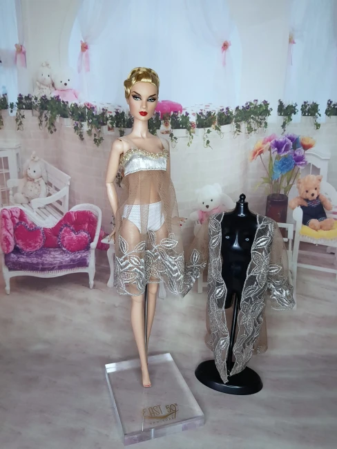 Tenue de nuit luxe pour poupée type Barbie, ensemble champagne et or avec déshabillé brodé et perles.