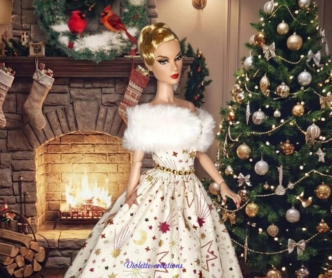 Poupée Barbie portant une robe de Noël beige avec motifs dorés et rouges, accompagnée d'une étole en fausse fourrure blanche