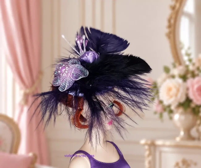 Bibi de Luxe pour Poupée Barbie - Plumes Violettes & Noires | violette-creations Chapeau bibi artisanal violet et noir avec plumes et perles pour poupée de collection type Barbie.