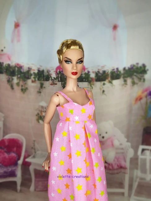 Chemise de nuit rose à bretelles avec imprimé étoiles pour poupée Barbie, création en coton. 