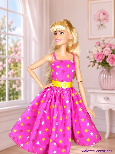 Robe Barbie Rose Étoiles & Ceinture Jaune |violette-créations Robe pour poupée Barbie en coton rose avec étoiles et ceinture jaune.
