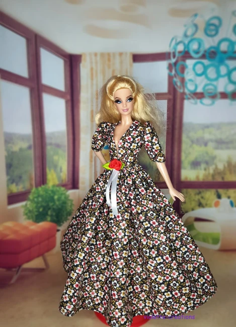 Robe Princesse Fleurie Noire et Rouge pour Poupée type Barbie | Violette-créations Robe de bal pour poupée type Barbie en coton imprimé floral noir avec petites fleurs rouges et blanches, décolleté V, rose rouge et ruban blanc à la taille, création artisanale Violette-Creations