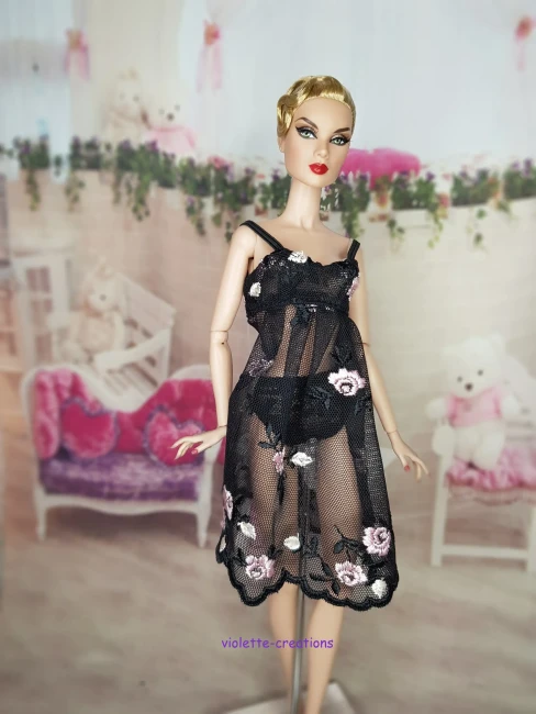 Nuisette de luxe pour poupée type Barbie en résille noire brodée de fleurs poudrées, style lingerie.