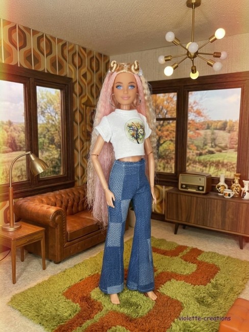 Tenue vintage poupée mannequin 29 cm – Options blouson, pantalon, t-shirt Tenue poupée mannequin 29 cm type Barbie – options : blouson fausse fourrure, pantalon patte d’eph, maillot argenté, t-shirt imprimé.