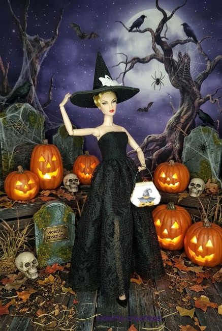 Poupée Barbie Halloween élégante avec robe en dentelle noire et chapeau pailleté Poupée Barbie Halloween en robe longue en dentelle noire avec bustier en faux daim, chapeau pailleté noir orné d'un fantôme blanc scintillant et plume multicolore