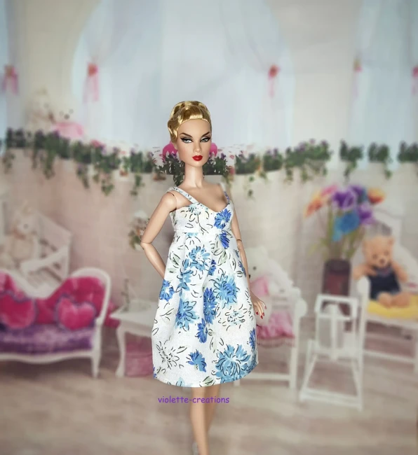 chemise de nuit courte à fines bretelles pour poupée Barbie, en coton blanc avec imprimé fleurs bleues, style romantique.