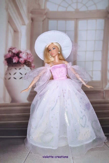 Robe de princesse rose et blanche pour poupée  Barbie. Tulle scintillant, sac cœur inclus. Disponible : robe seule, chapeau seul ou ensemble complet.