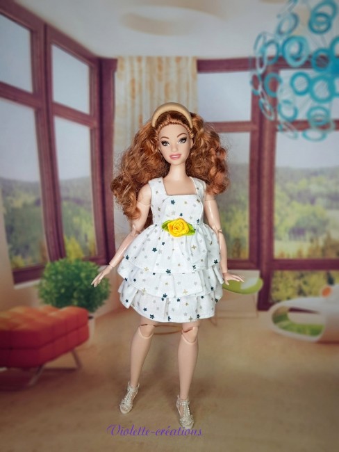Robe poupĂ©e mannequin type Barbie Curvy Ă volants blanche et dorĂ©e â Violette-CrĂ©ations (2) Robe en coton blanc Ă volants avec motifs Ă©toiles pour poupĂ©e Barbie Curvy, crĂ©ation artisanale Violette-CrĂ©ations.