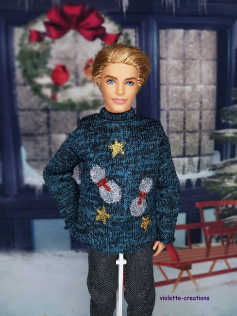 Pull de Noël bleu en coton pour poupée Ken, motifs bonhommes de neige et étoiles dorées, création artisanale Violette-Creations