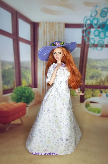 Robe longue romantique avec chapeau violet pour poupée type Barbie Robe longue romantique avec corset blanc et chapeau violet pour poupée type Barbie